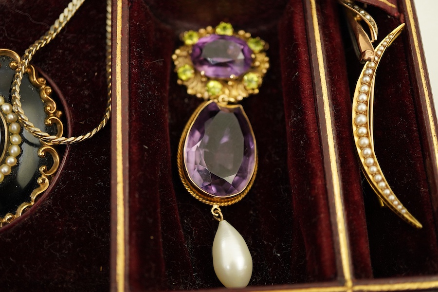 A jewellery case and a collection of jewellery, comprising: an amethyst and peridot pendant in 9ct gold, length 3.8cm, British hallmarks, gross weight approximately 7 grams; a garnet cluster ring in 9ct gold, British hal